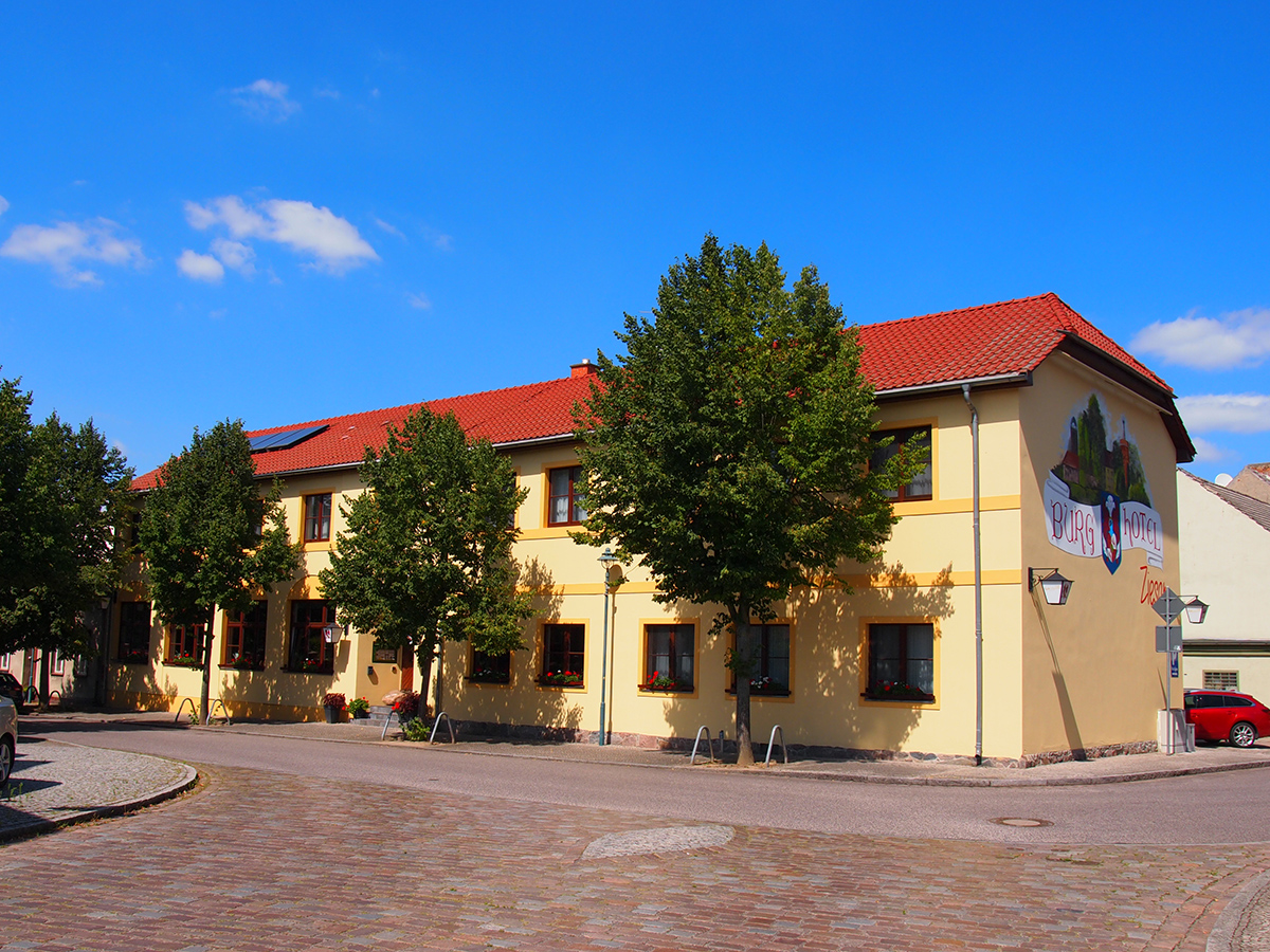 Burg Hotel in Straßenansicht